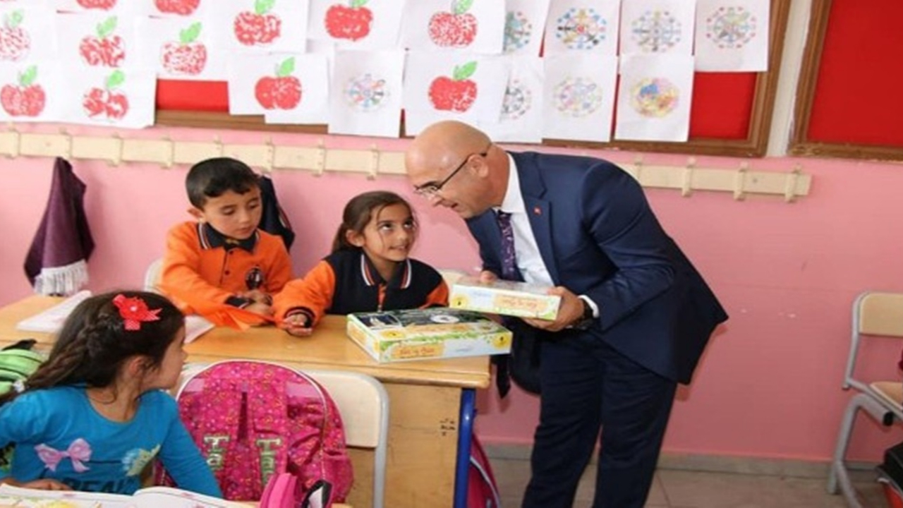 Kars'ta Başkan Coşkun Altun’dan öğrencilere okuma kitabı