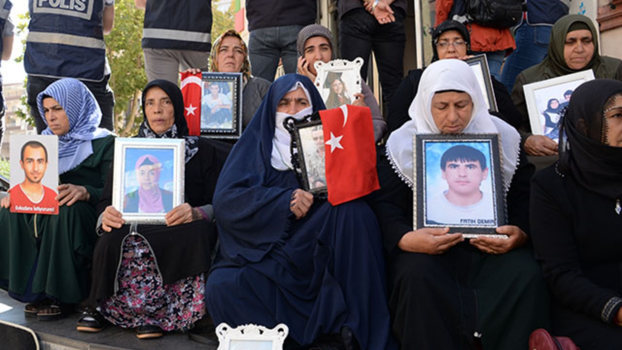 'Onlar bize göre değil oğlum; fırsatını bulursan kaç, gel'