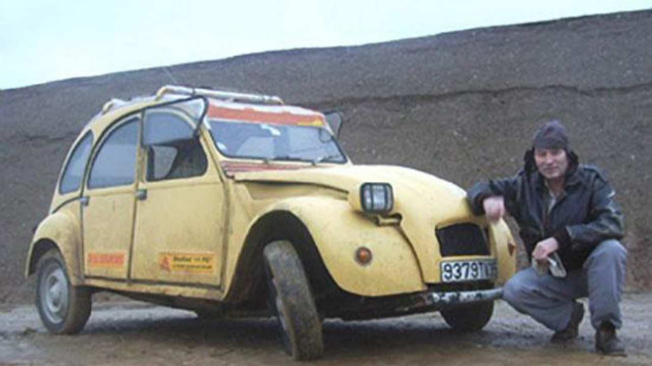 Çölün ortasında bozulan aracından motosiklet yaptı