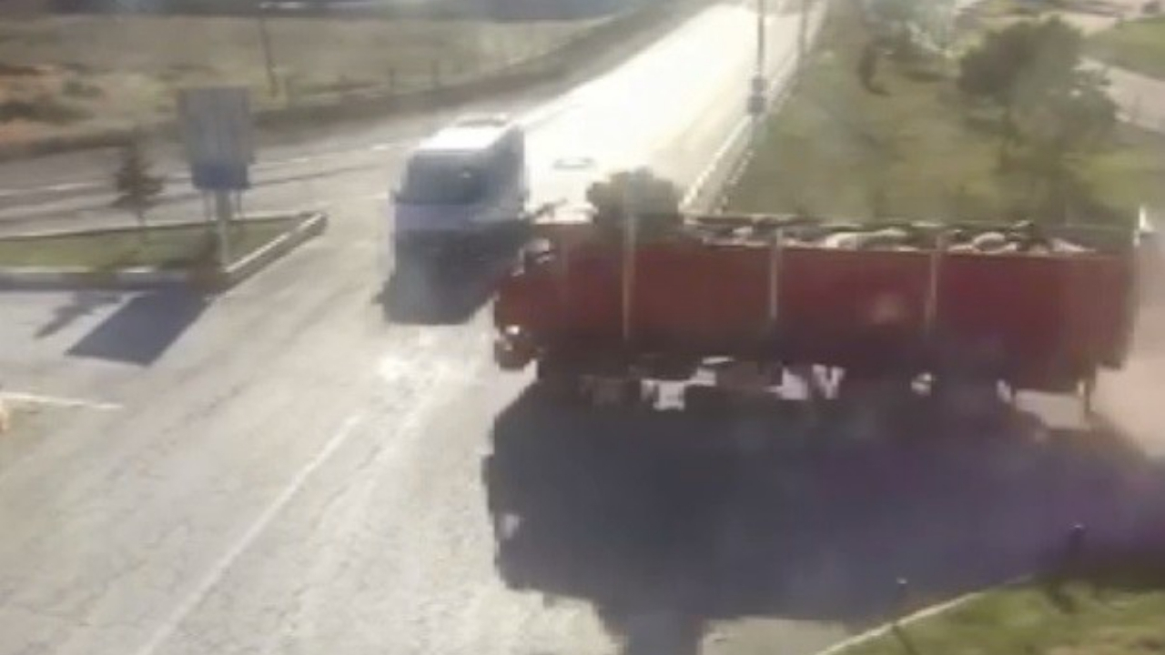 Öğrenci servisi, kamyonla çarpıştı!