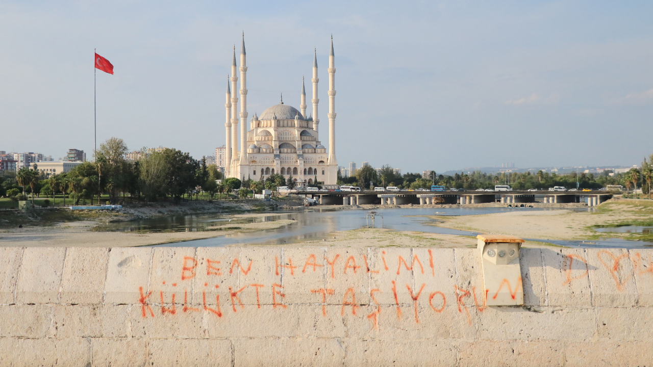 Dünyanın en eski köprüsüne sprey boya ile yazı yazdılar!