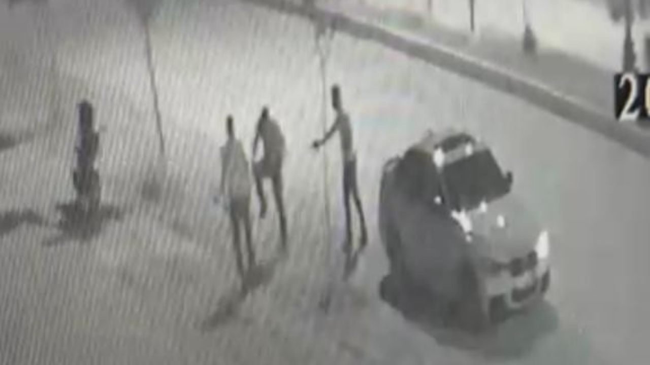 Yolunu kestiler, silahla vurup ardından dövdüler!