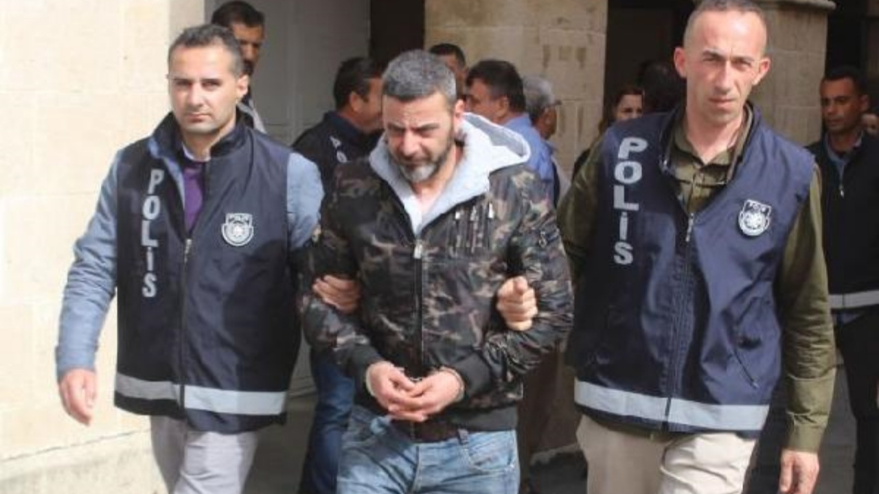 Kız çocuğunun ağzını kapatarak çatıya götürdü