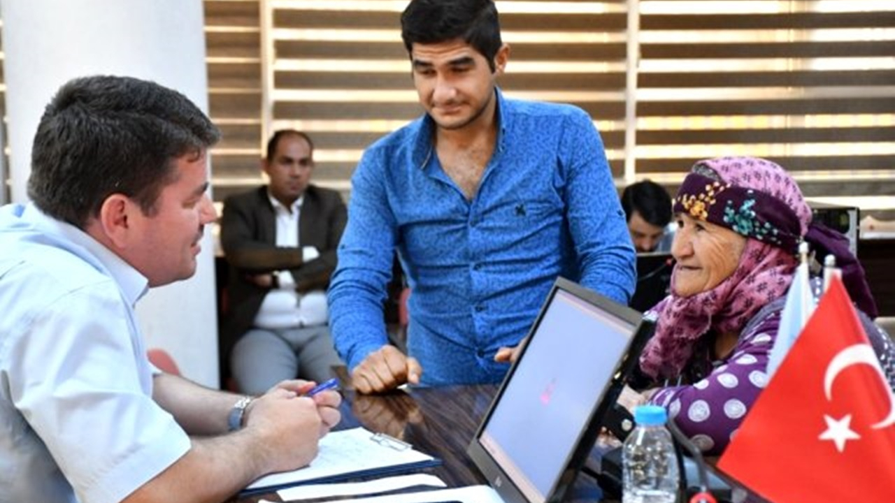 Aksaray'da Başkan Evren Dinçer halk gününde vatandaşları tek tek dinledi
