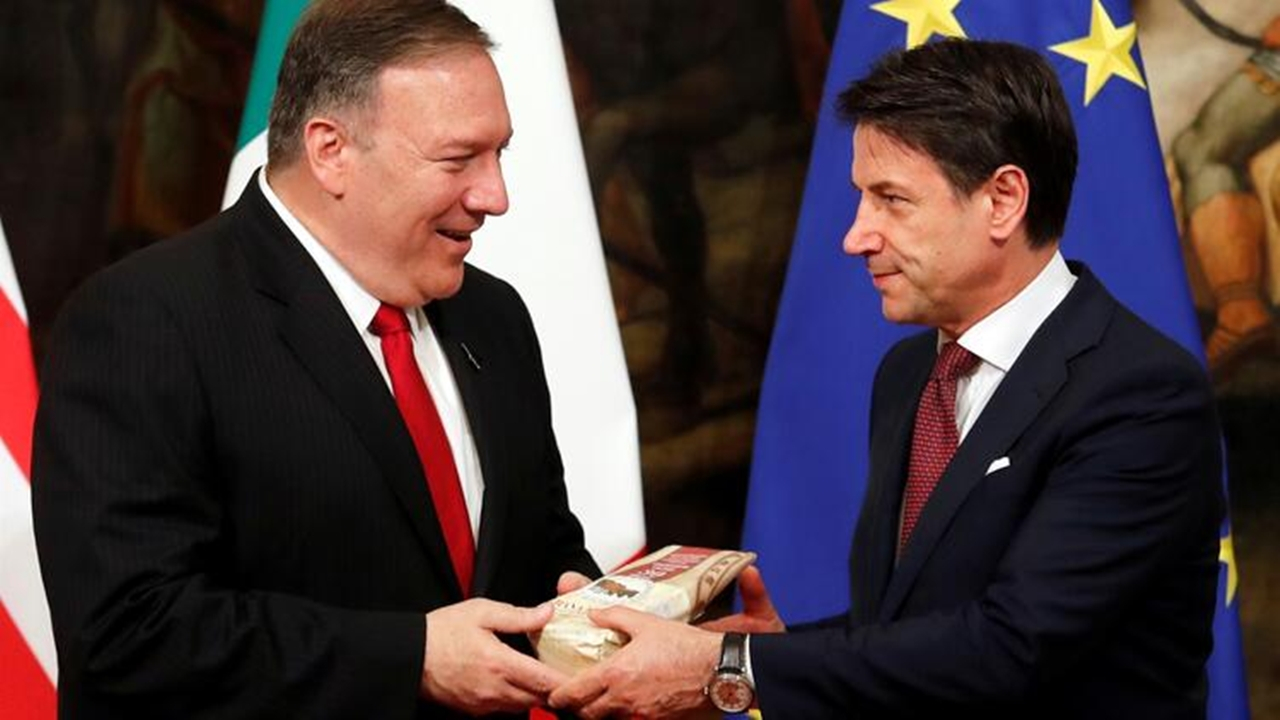 Gazeteciden Pompeo'ya peynirli protesto...