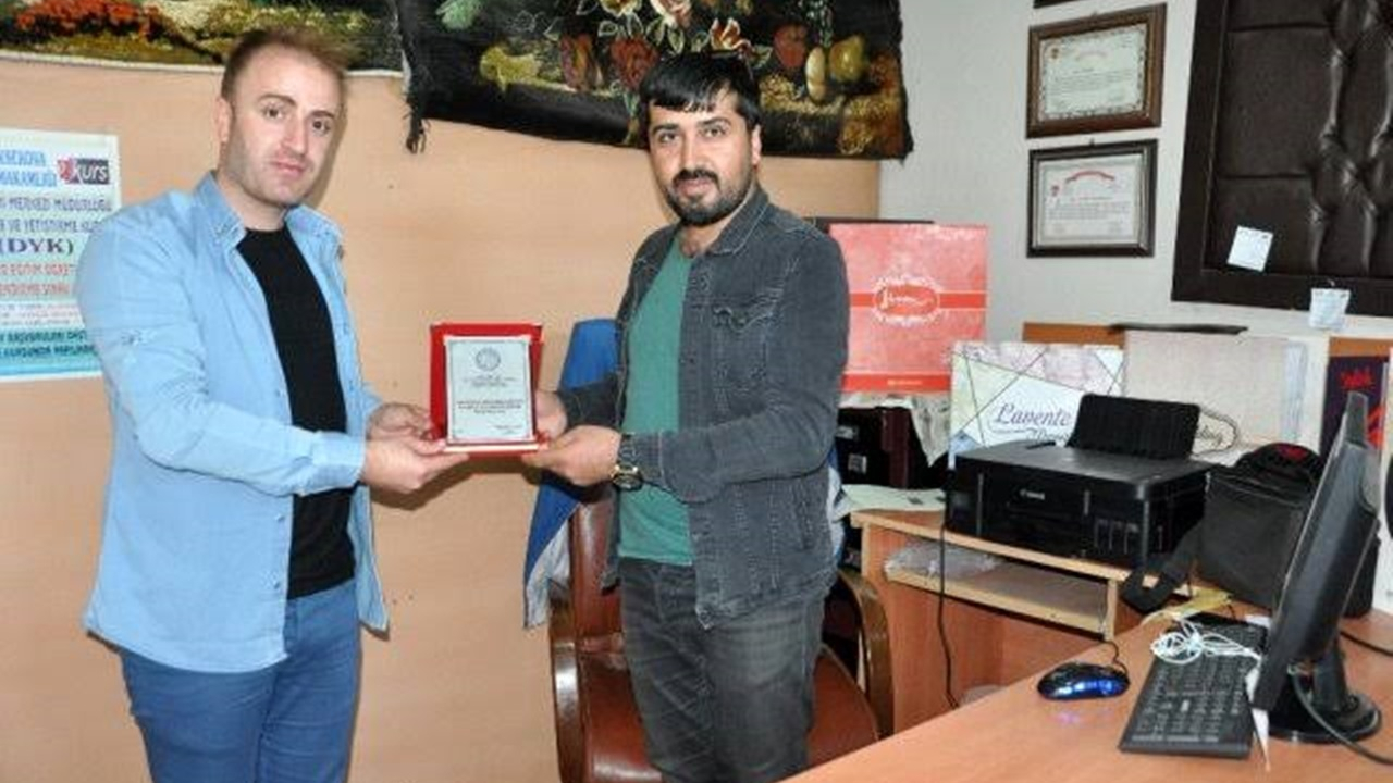 Hakkari'de İHA muhabiri Metin Tek’e plaket