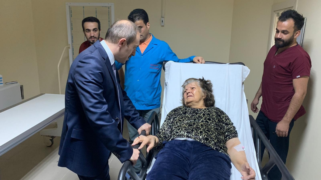 Vali, hastalanan kadını makam aracıyla hastaneye götürdü