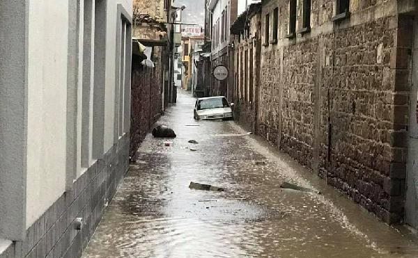 Ayvalık'ı sel aldı! Sular TIR'ları bile sürükledi, vatandaşlar mahsur kaldı...