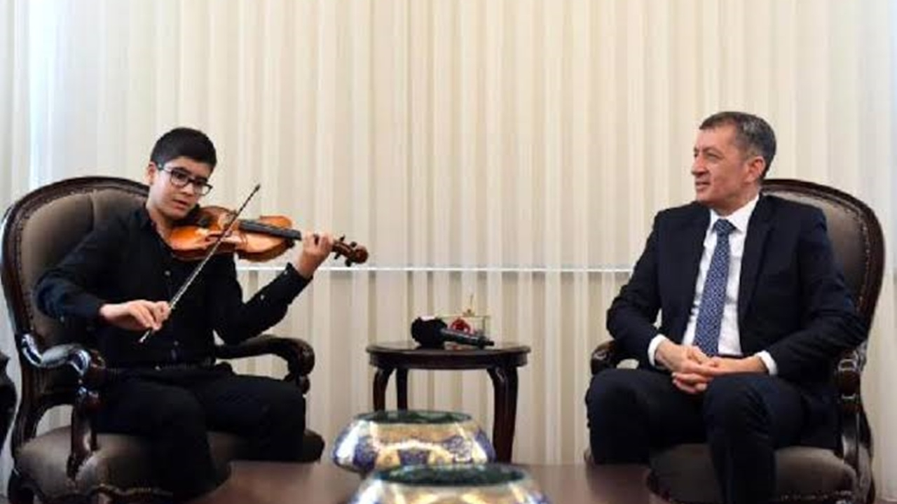 Ankara'da Bakan Ziya Selçuk, Mozart ödüllü Ali'yi makamında ağırladı