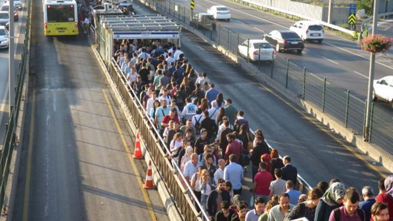 İstanbul'da vatandaşın metrobüs isyanı...