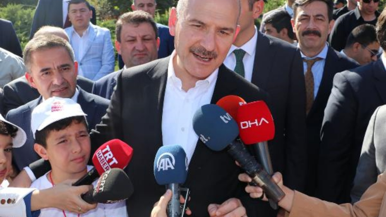 Bakan Soylu 'Yaya geçidi' nöbetine katıldı