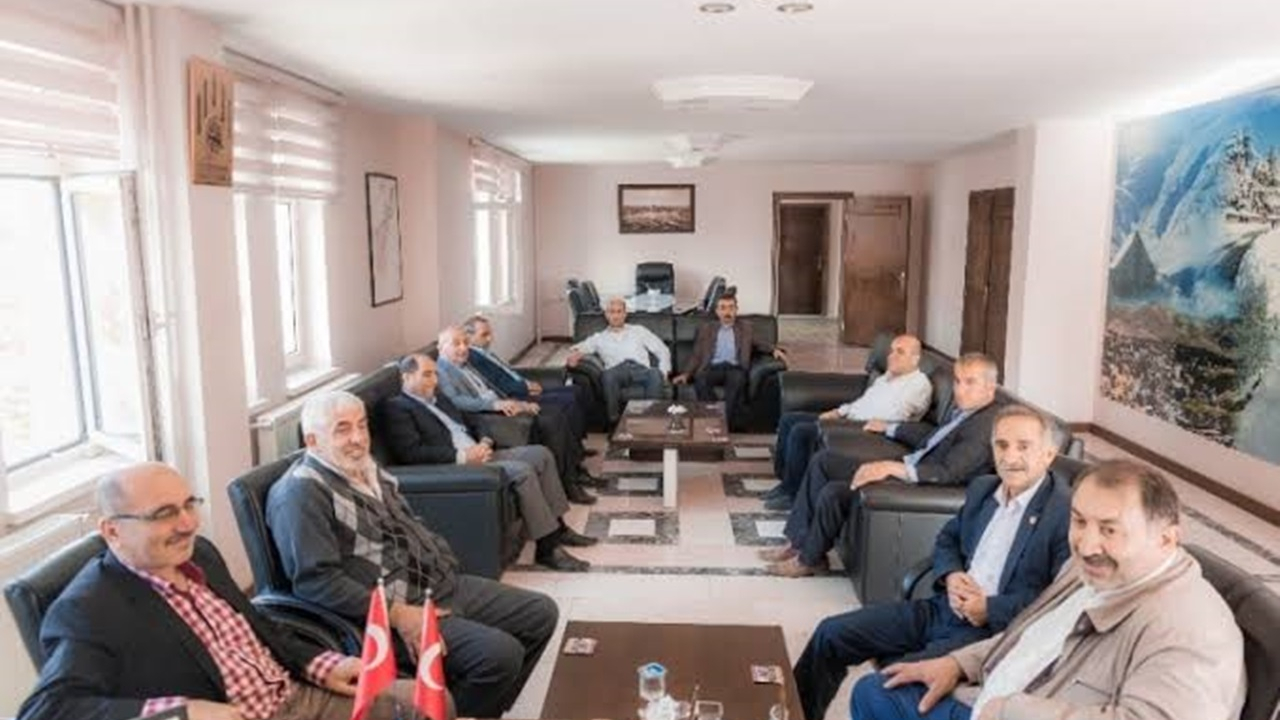 Bitlis'te Başkan Nesrullah Tanğlay muhtarlarla buluştu