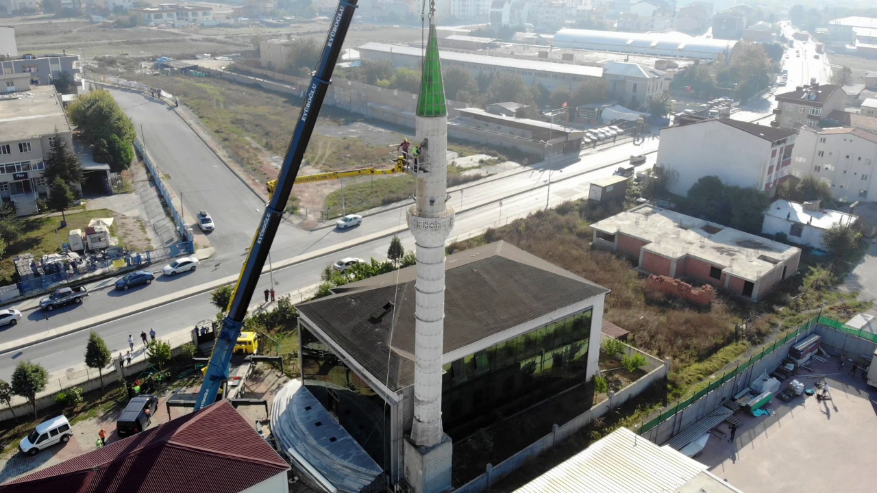 Depremde hasar gören minare söküldü!