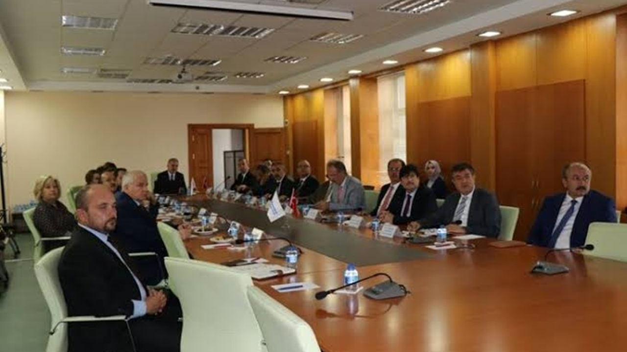 Bitlis'te BEÜ Rektörü Erdal Necip Yardım, YÖKAK’ın toplantısına katıldı