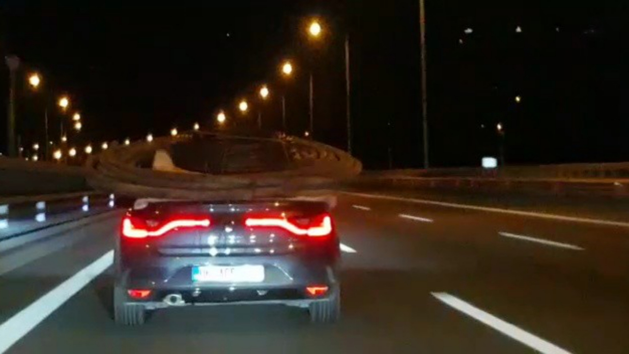 Otomobilinin üzerine su borusu bağladı!