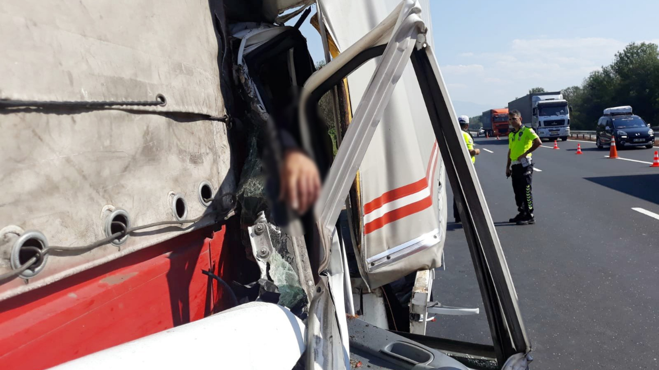 Sakarya'da kamyonet TIR'a çarptı!