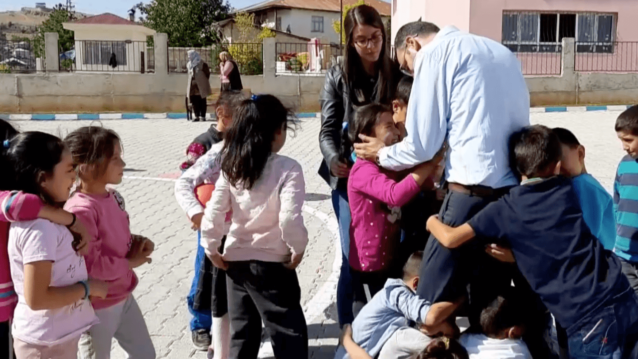 Tayini çıkan öğretmenlerini bırakmak istemediler!