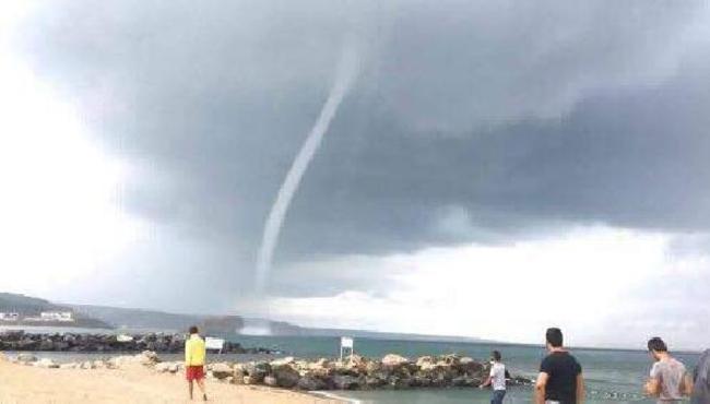 Riva'da dev hortum! Plajda büyük panik yaşandı...