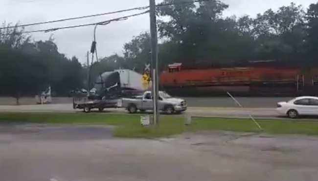 Tren raylarda kalan tırı ortadan ikiye böldü!