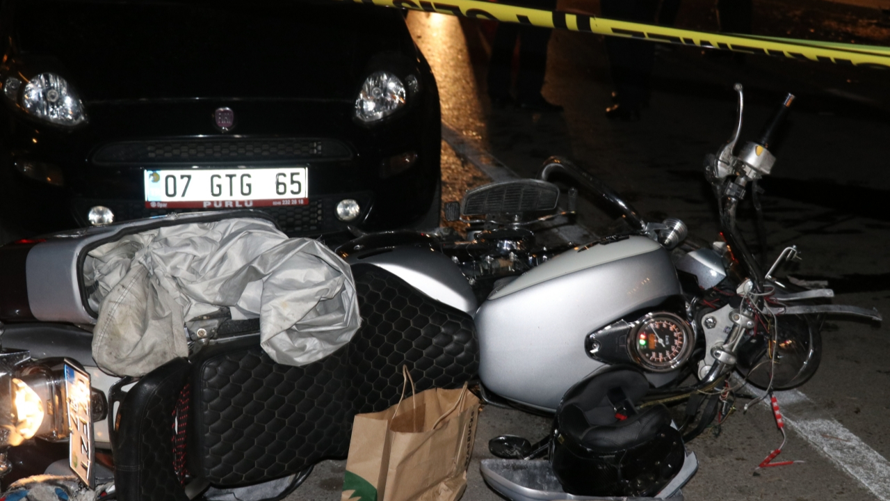 Motosikletli sürücü, aydınlatma direğine çarptı!