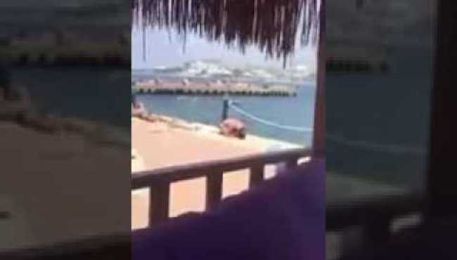 Plajda bikini ile namaz kılan kadın büyük tartışma yarattı!