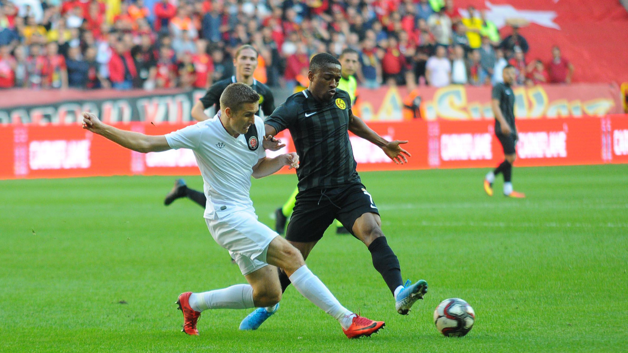 Eskişehirspor'a bir darbe de eski kaptanından!