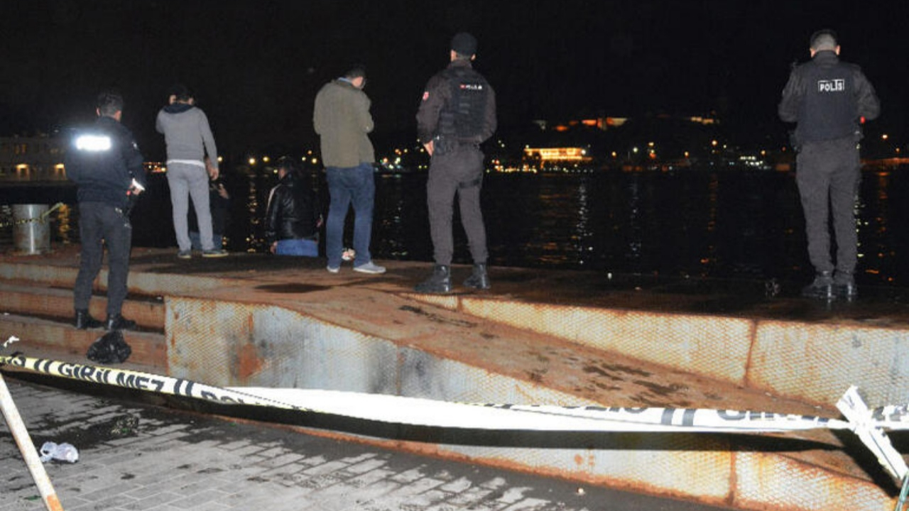 İçki şişesini kırıp arkadaşının boğazını kesti!