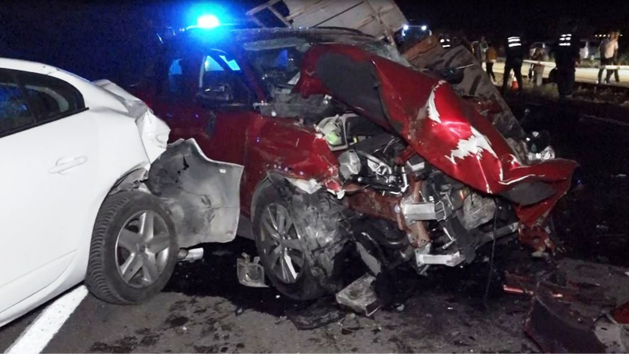 Traktör ve otomobiller birbirine girdi!