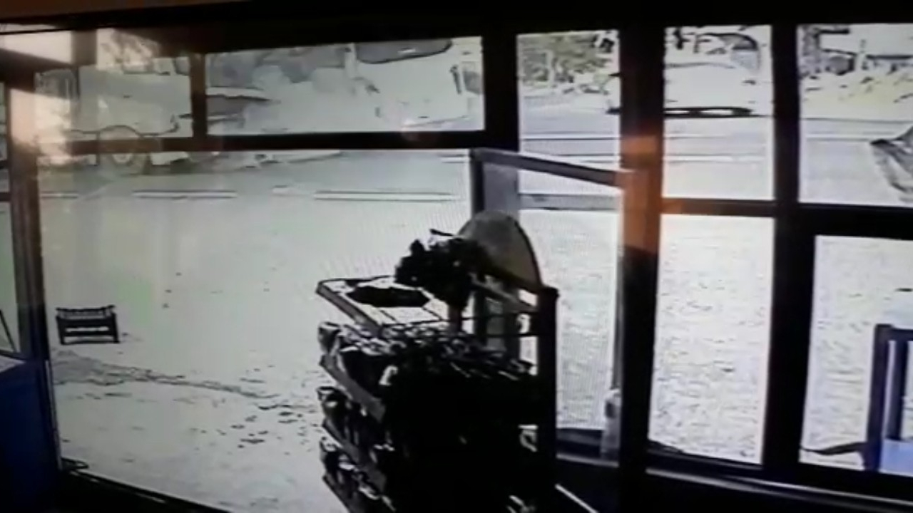 Tır jandarmalar taşıyan otobüse böyle çarptı!