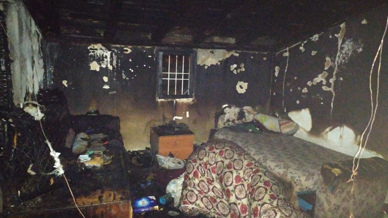 Yaşlı adamın iki evi aynı anda yandı!