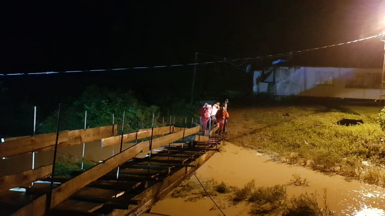 Rize ve Artvin'de şiddetli yağış hayatı felç etti!