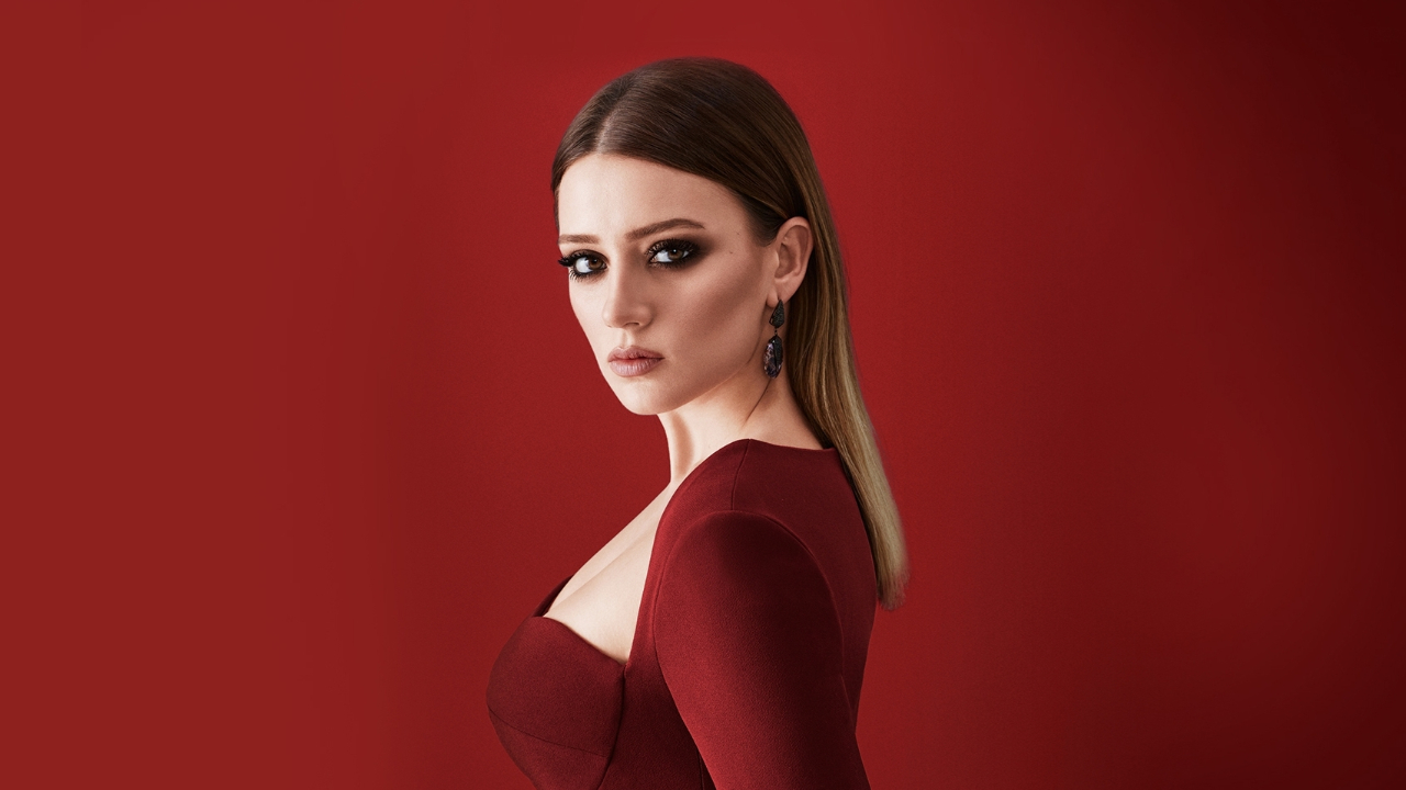Gizem Karaca'nın dekolteli paylaşımı dikkat çekti!