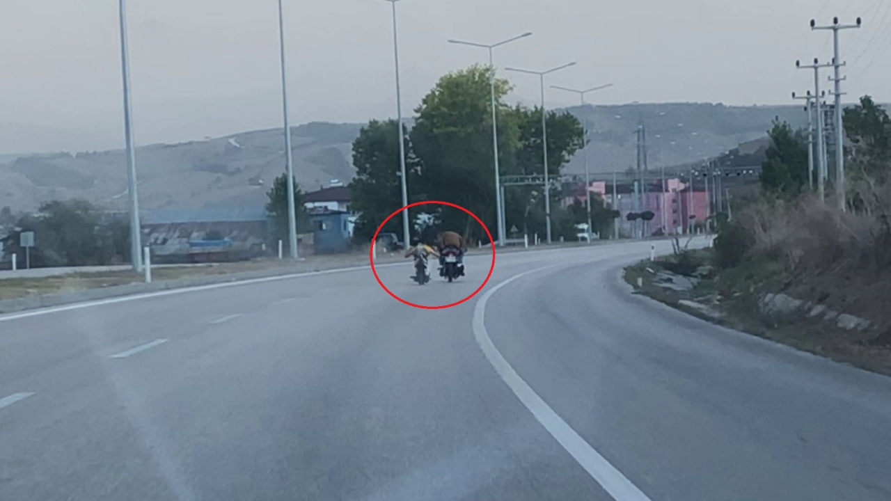 Motosikletini yatarak kullandı!