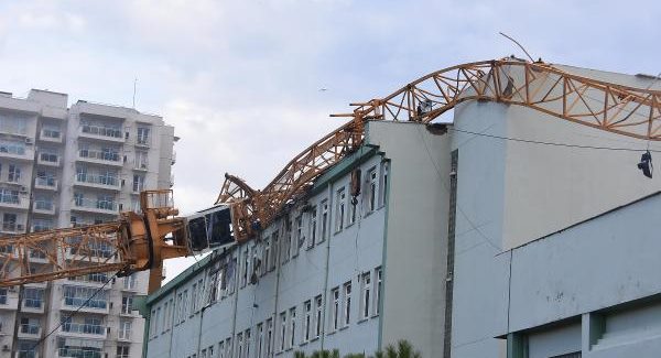 900 öğrencisi olan okulun üstüne vinç devrildi!
