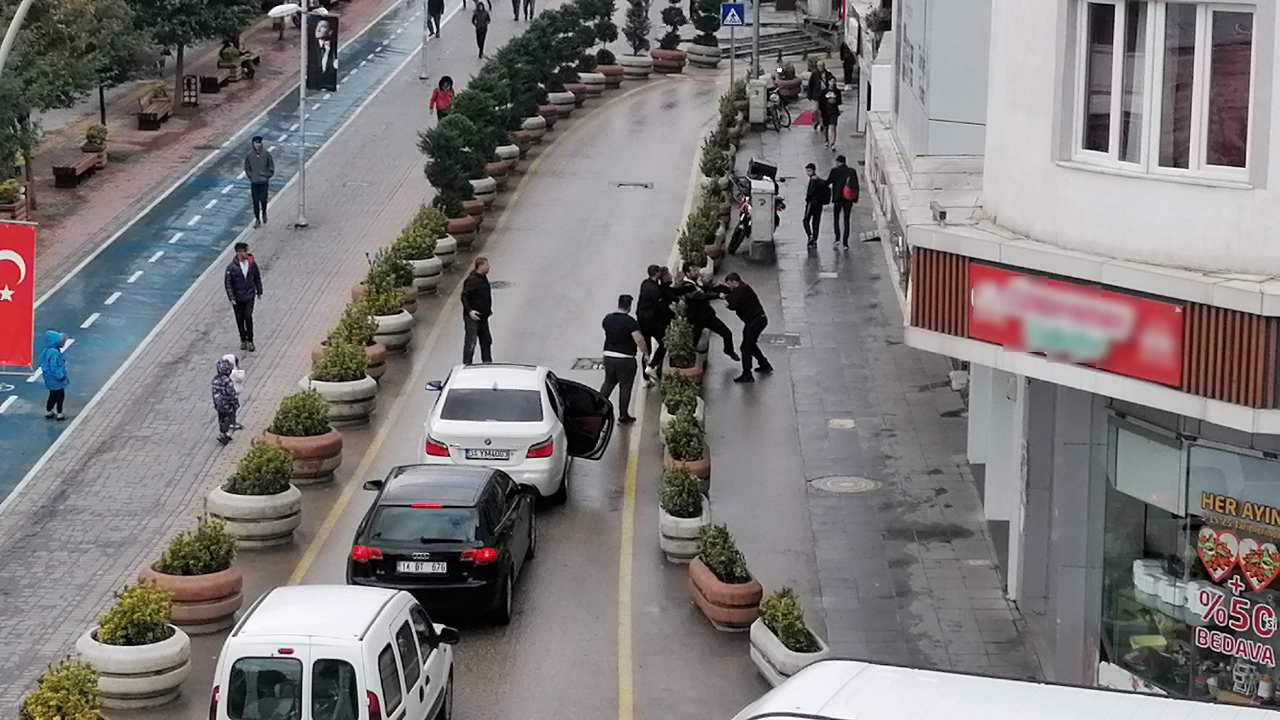 Baba, küçük çocuklarının yanında darp edildi!