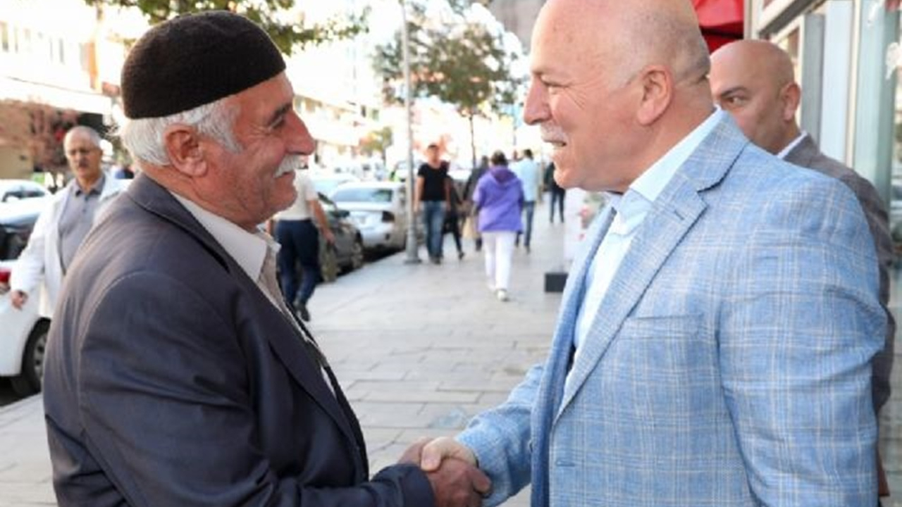 Erzurum'da Başkan Mehmet  Sekmen Yakutiye’de esnafı gezdi