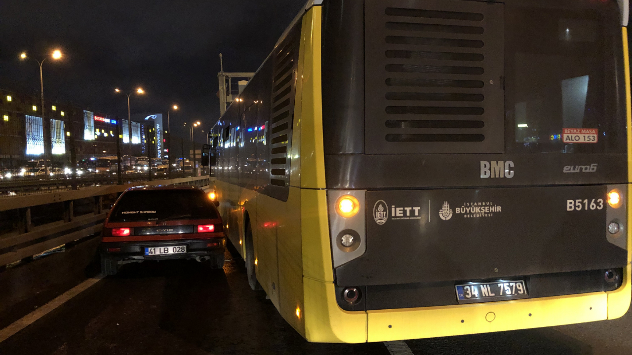 İETT şoförü, makas atan sürücüyü bariyerlere sıkıştırdı!