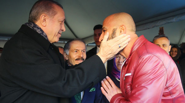 Cumhurbaşkanı Erdoğan kahramanın yüzünü sevdi