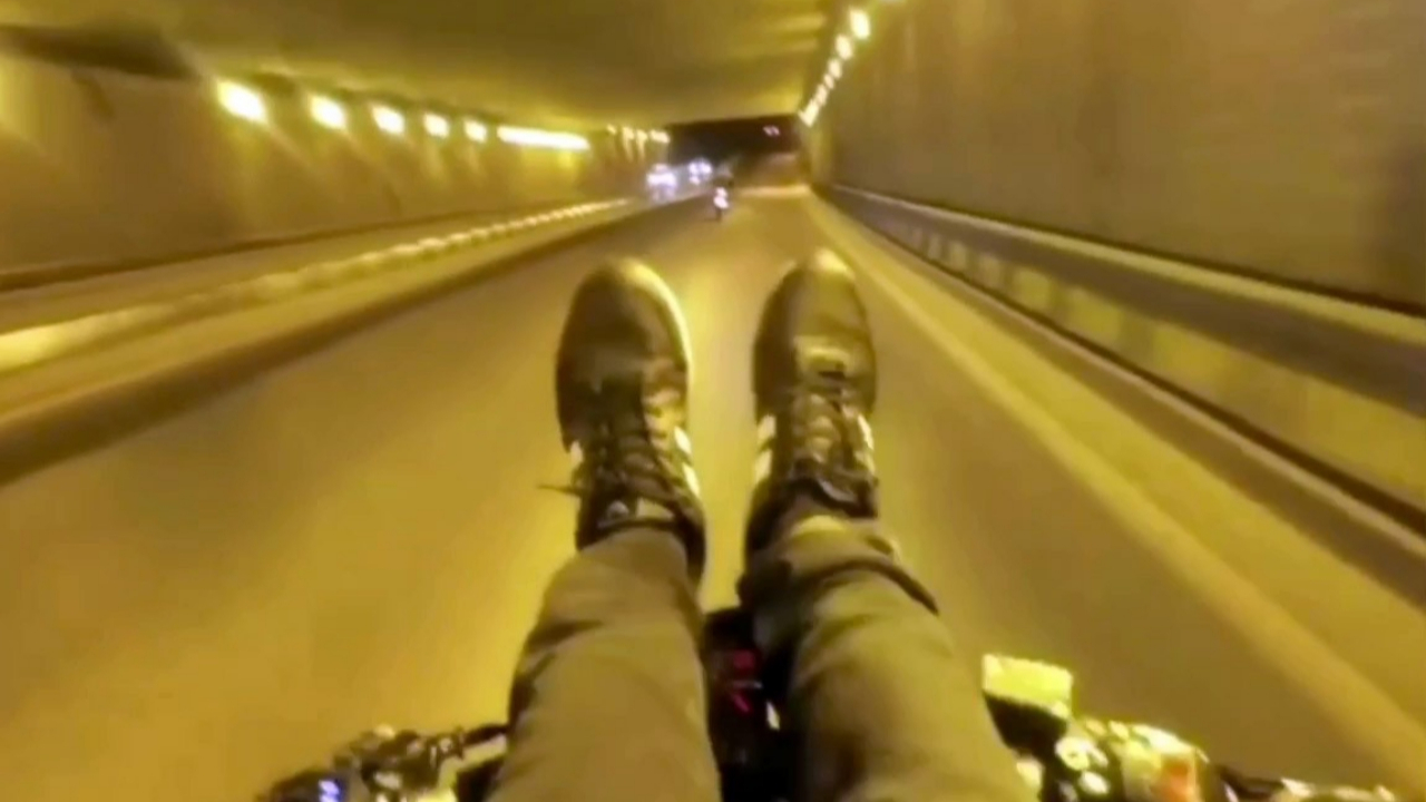Sırtüstü yatıp ayaklarıyla motosikleti kontrol etti!