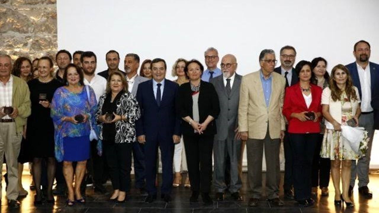 İzmir'de Başkan Mimar Abdül Batur’dan meslektaşlarına plaket