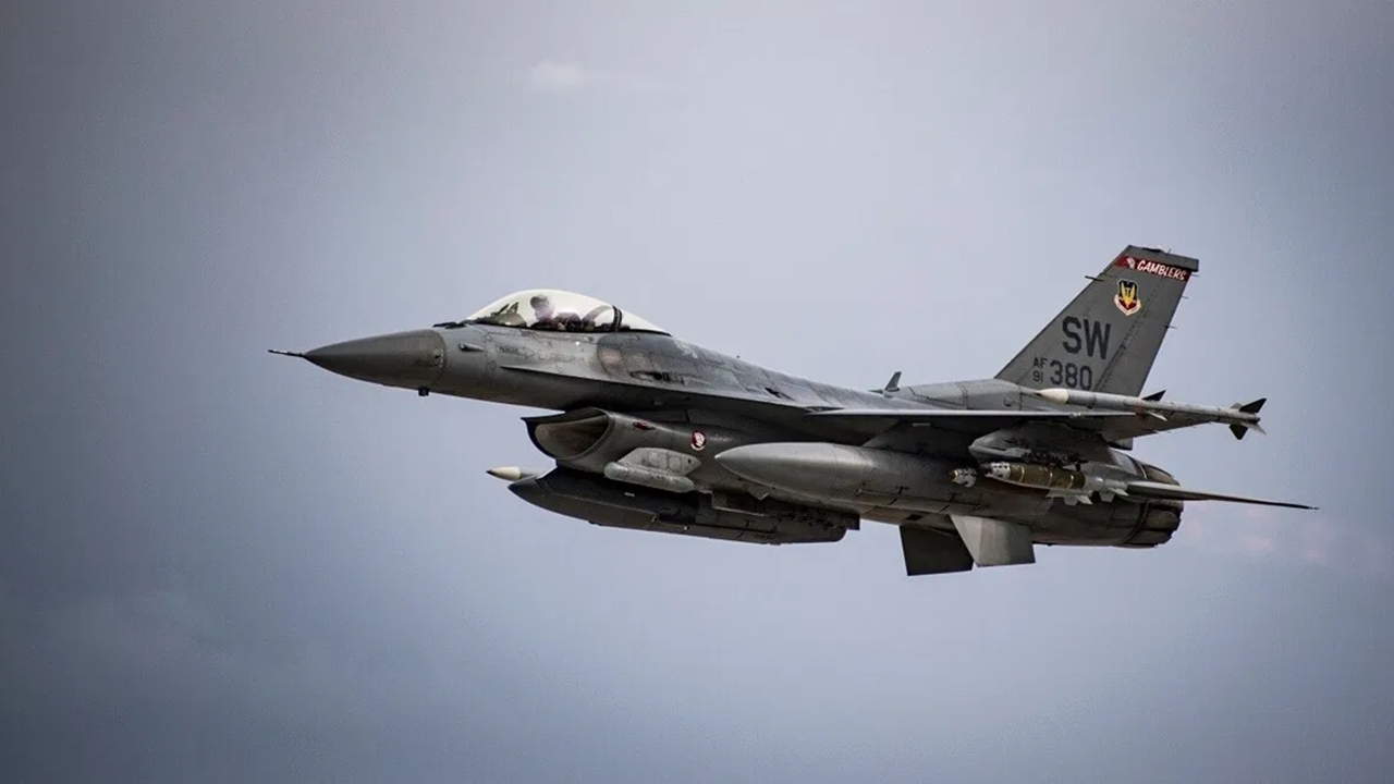ABD F-16'sı Almanya'da düştü...