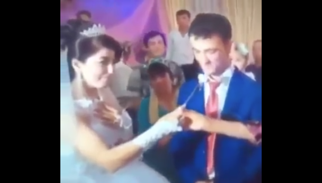 Gelinin kızdırdığı damat düğün pastasını tekmeyle devirdi!