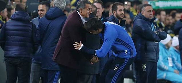 Ozan Tufan Şenol Güneş'in elini öptü