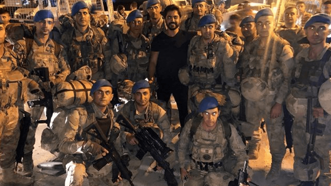 Polislerle birlikte Komando Marşı'nı söyledi!