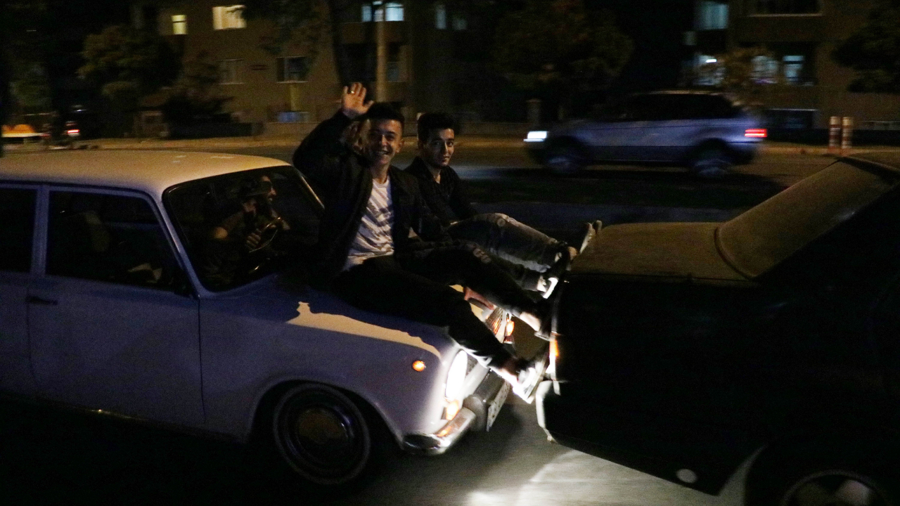 Yakıtı biten otomobili böyle götürdüler