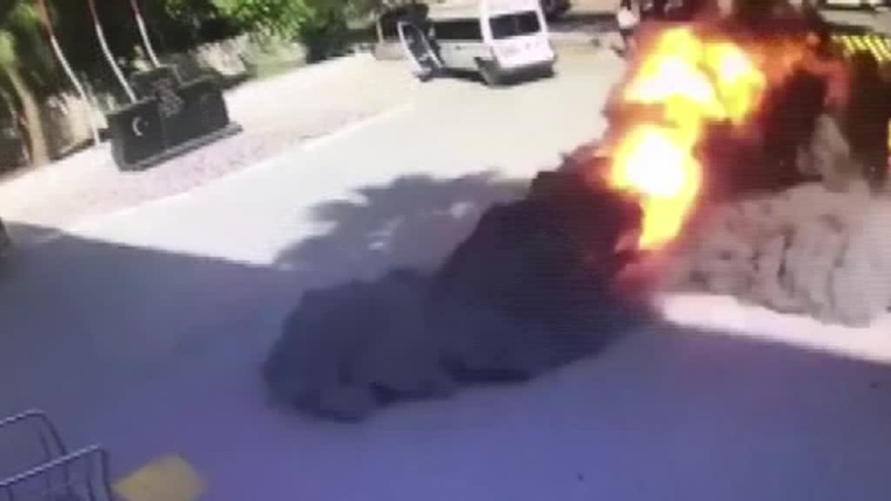 Kaymakamlık önüne roket böyle düştü!