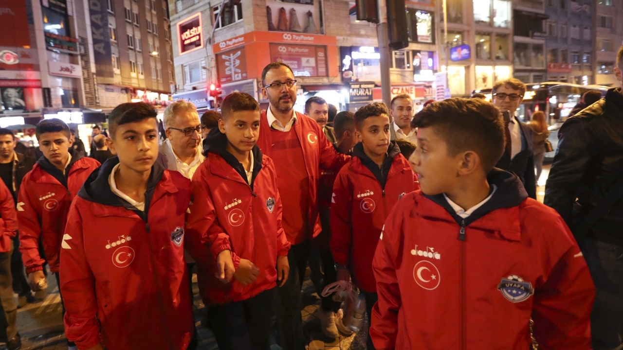 Bakan Kasapoğlu Türkiye-Arnavutluk maçına yürüyerek gitti!