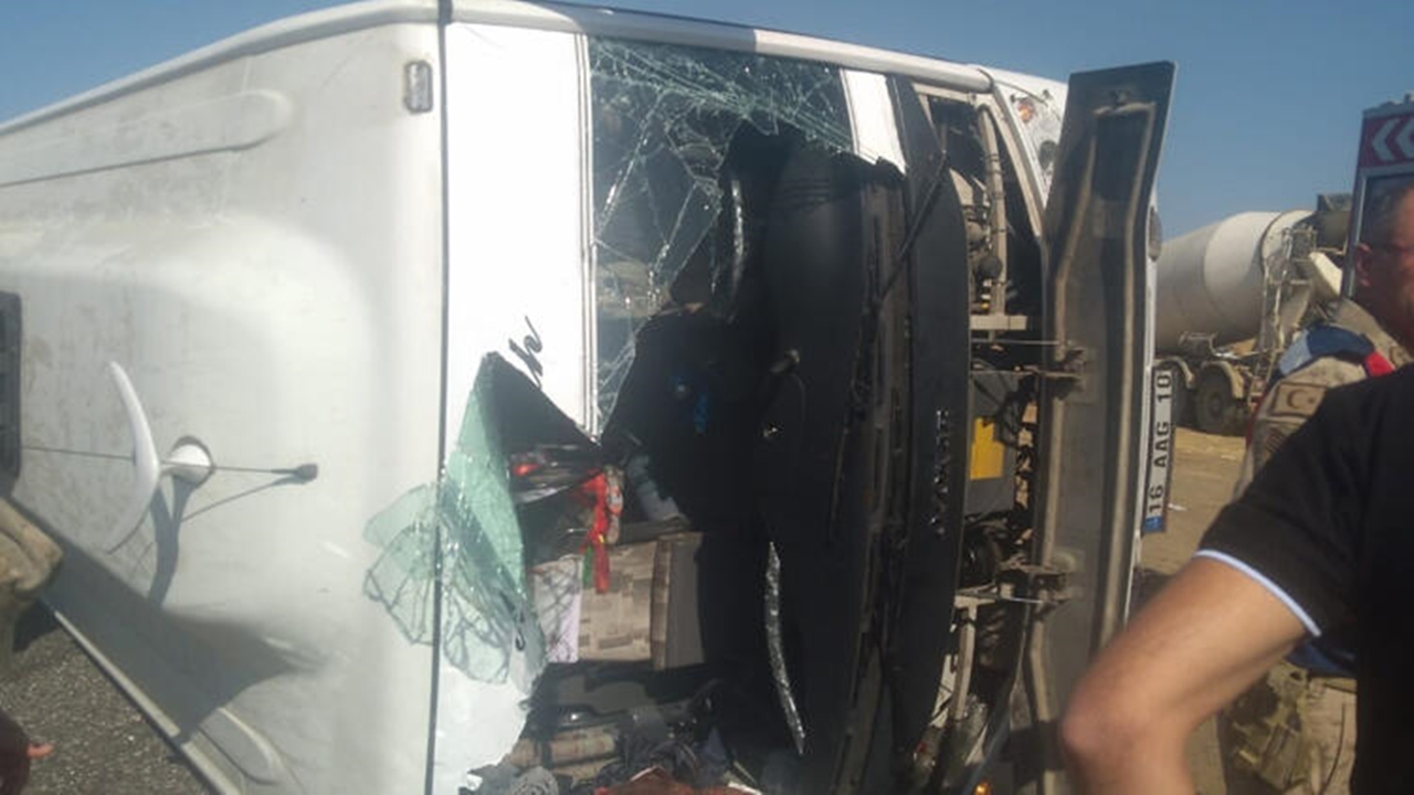 Yolcu taşıyan midibüs direksiyon hakimiyetini kaybetti!