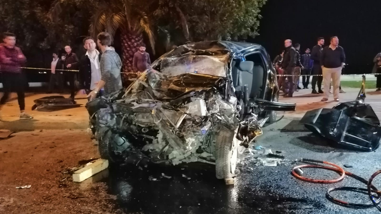 Hurdaya dönen araçta sıkışıp kaldılar!