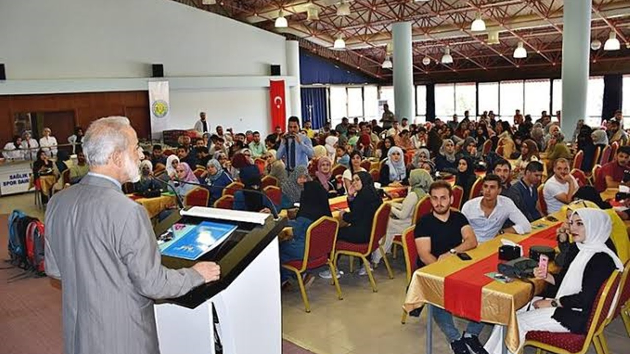Şanlıurfa'da HRÜ Rektörü Mehmet Sabri Çelik, yabancı öğrencilerle buluştu